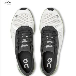 On cloud boom size 10 men